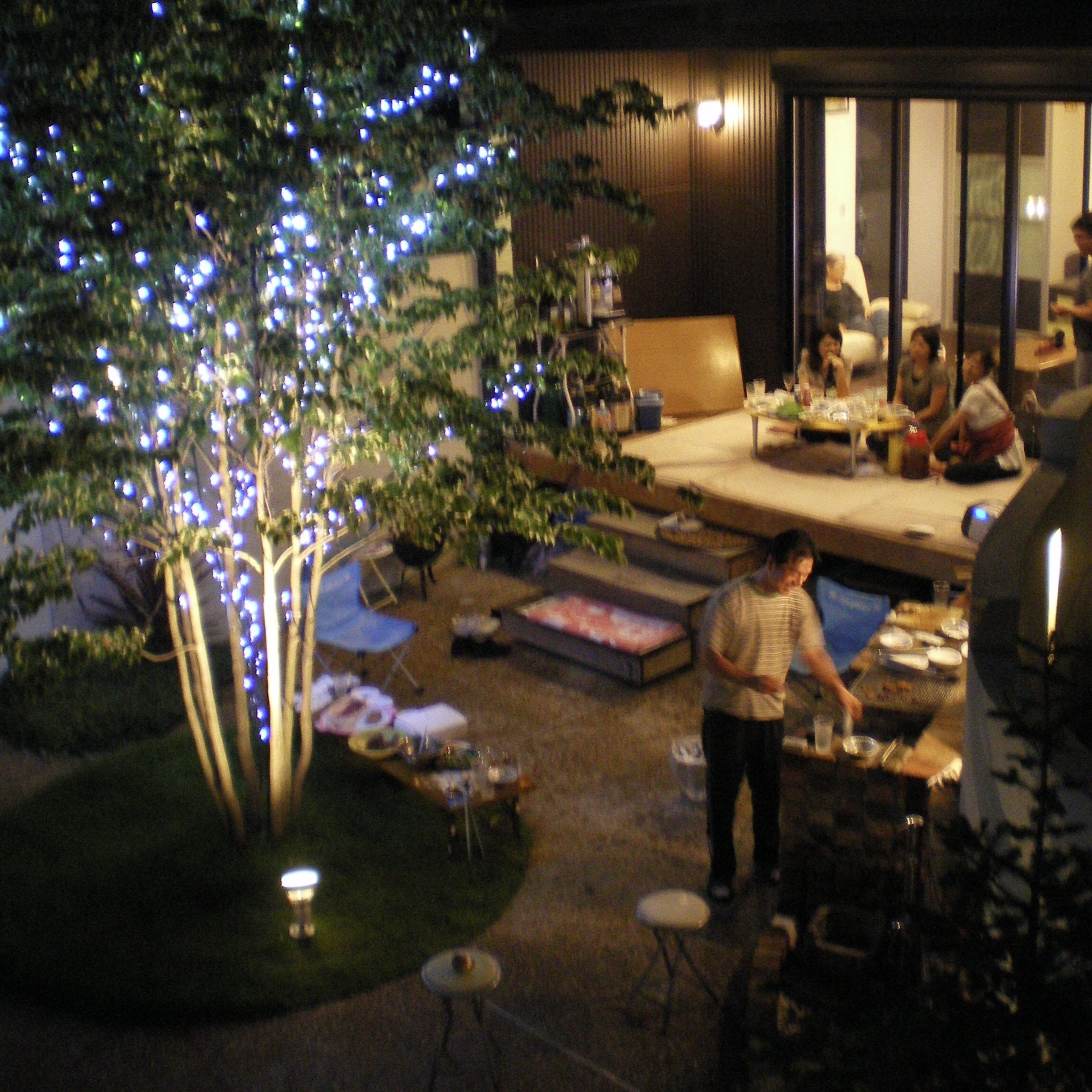 ライトアップされた庭をタノシム Nakashouの庭